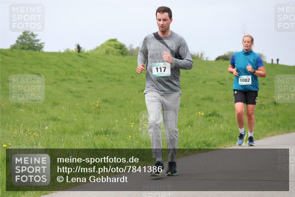04.05.2025 - 8. Wedeler Halbmarathon Lena Gebhardt http://msf.ph/oto/7841386 04.05.2025 11:55:20 Laufen 1999, 117, 1082 meine-sportfotos.de