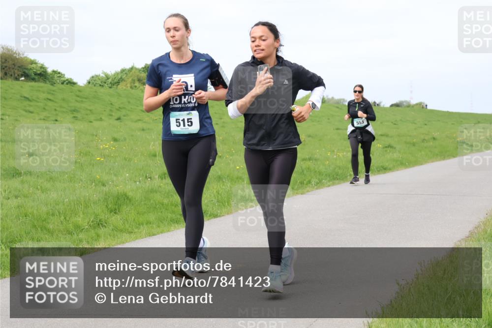 04.05.2025 - 8. Wedeler Halbmarathon Lena Gebhardt http://msf.ph/oto/7841423 04.05.2025 11:55:28 Laufen 10, 515, 553 meine-sportfotos.de
