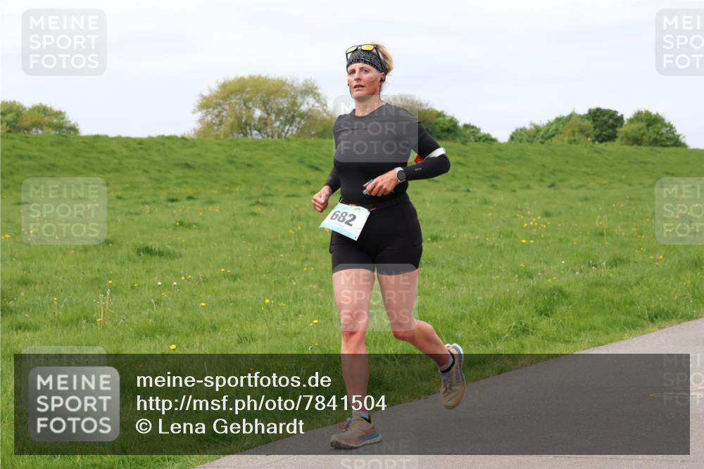 04.05.2025 - 8. Wedeler Halbmarathon Lena Gebhardt http://msf.ph/oto/7841504 04.05.2025 11:56:18 Laufen 682 meine-sportfotos.de