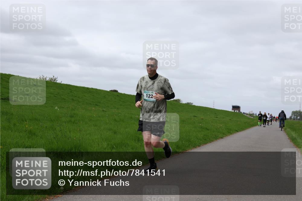 04.05.2025 - 8. Wedeler Halbmarathon Yannick Fuchs http://msf.ph/oto/7841541 04.05.2025 11:49:22 Laufen 122 meine-sportfotos.de