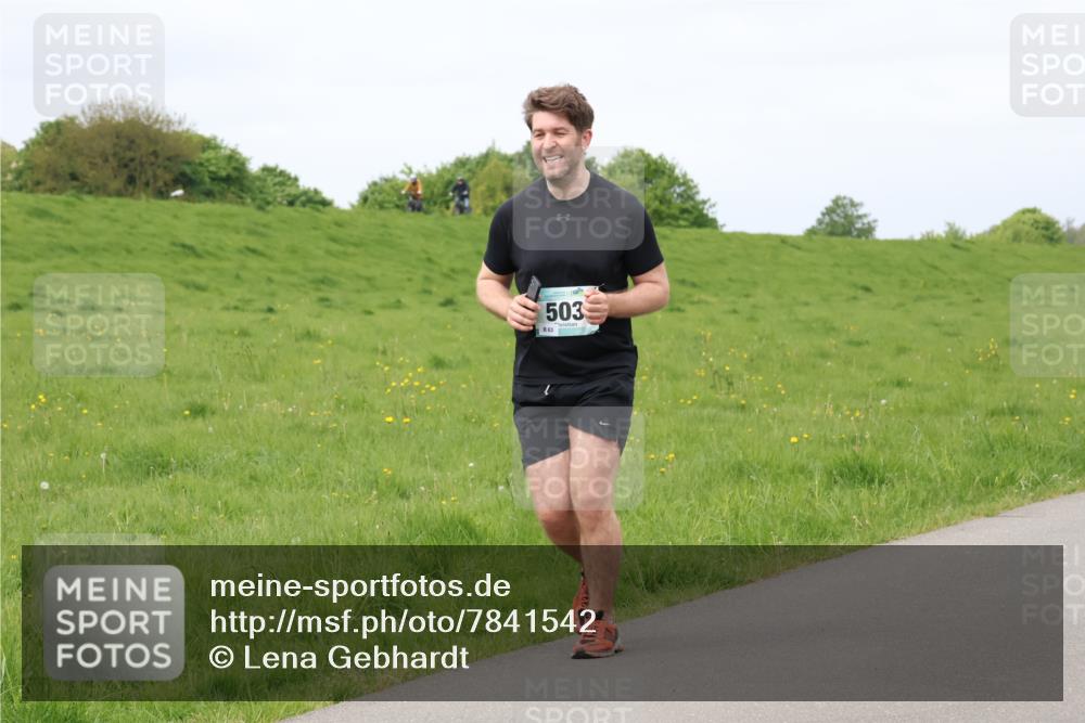 04.05.2025 - 8. Wedeler Halbmarathon Lena Gebhardt http://msf.ph/oto/7841542 04.05.2025 11:56:51 Laufen 503 meine-sportfotos.de