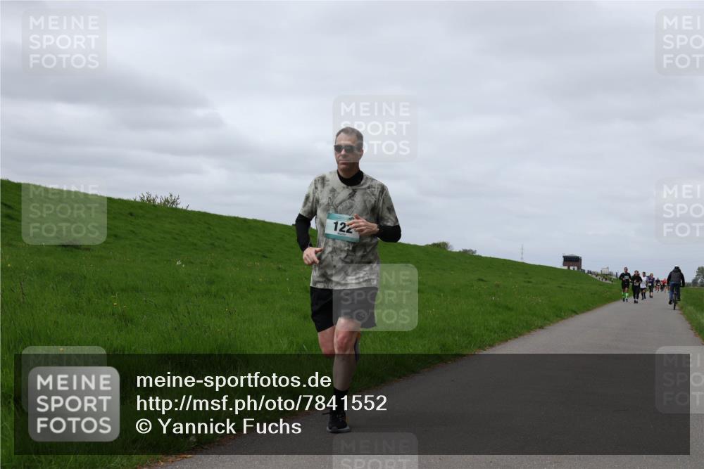 04.05.2025 - 8. Wedeler Halbmarathon Yannick Fuchs http://msf.ph/oto/7841552 04.05.2025 11:49:22 Laufen 122 meine-sportfotos.de