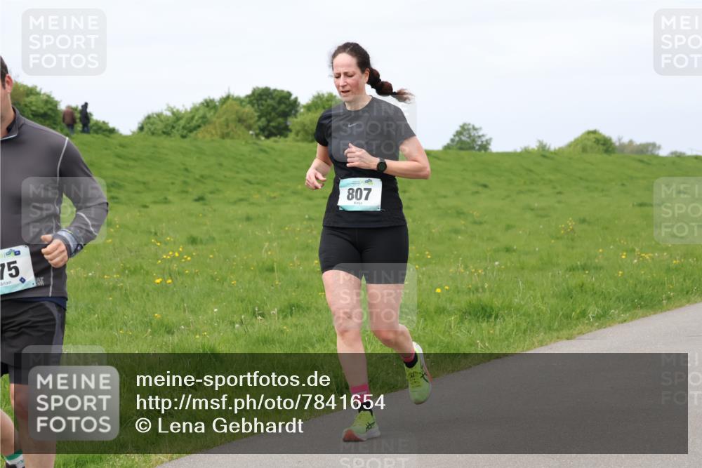 04.05.2025 - 8. Wedeler Halbmarathon Lena Gebhardt http://msf.ph/oto/7841654 04.05.2025 11:57:51 Laufen 75, 807 meine-sportfotos.de