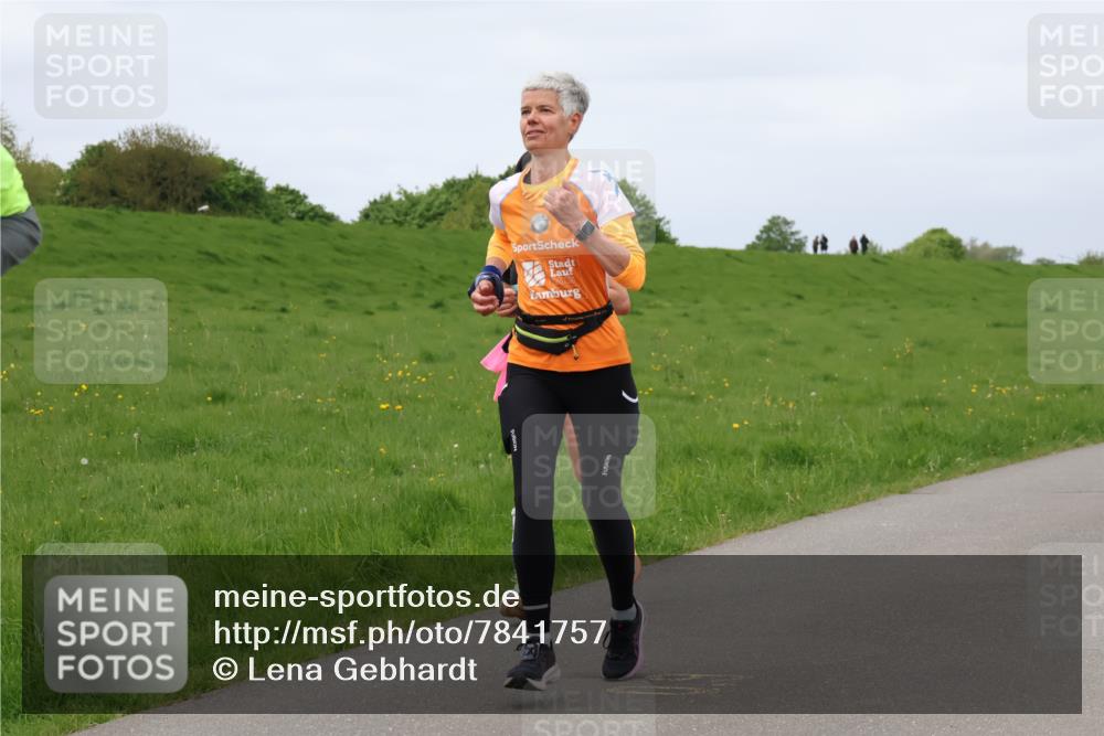04.05.2025 - 8. Wedeler Halbmarathon Lena Gebhardt http://msf.ph/oto/7841757 04.05.2025 11:59:20 Laufen  meine-sportfotos.de