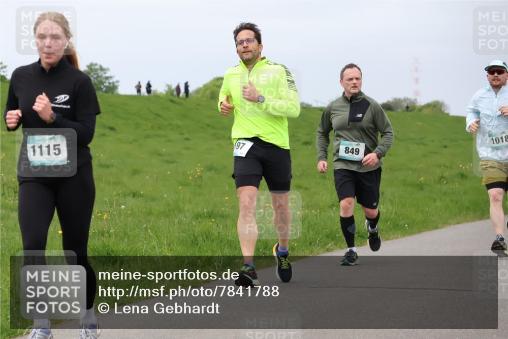 04.05.2025 - 8. Wedeler Halbmarathon Lena Gebhardt http://msf.ph/oto/7841788 04.05.2025 11:59:30 Laufen 97, 1115, 849, 1018 meine-sportfotos.de
