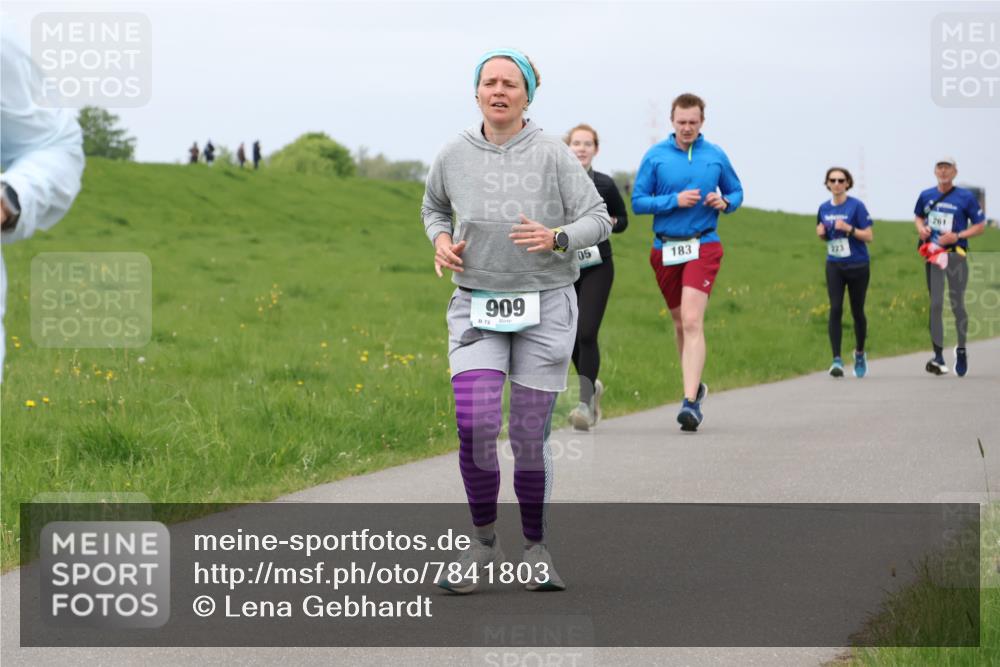 04.05.2025 - 8. Wedeler Halbmarathon Lena Gebhardt http://msf.ph/oto/7841803 04.05.2025 11:59:35 Laufen 909, 72, 05, 183, 223 meine-sportfotos.de