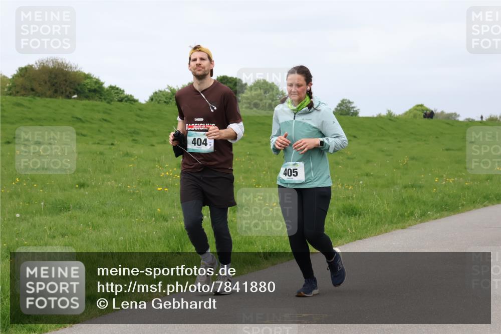 04.05.2025 - 8. Wedeler Halbmarathon Lena Gebhardt http://msf.ph/oto/7841880 04.05.2025 12:00:12 Laufen 404, 405 meine-sportfotos.de