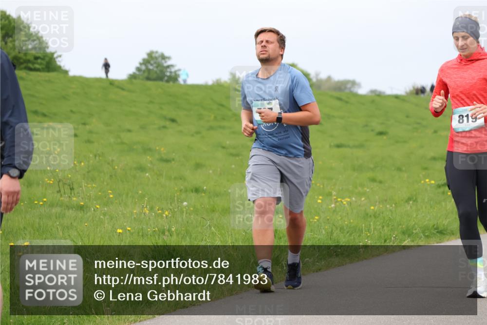 04.05.2025 - 8. Wedeler Halbmarathon Lena Gebhardt http://msf.ph/oto/7841983 04.05.2025 12:01:27 Laufen 819 meine-sportfotos.de