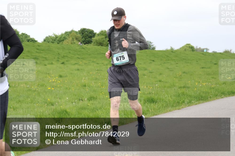 04.05.2025 - 8. Wedeler Halbmarathon Lena Gebhardt http://msf.ph/oto/7842029 04.05.2025 12:02:13 Laufen 675 meine-sportfotos.de