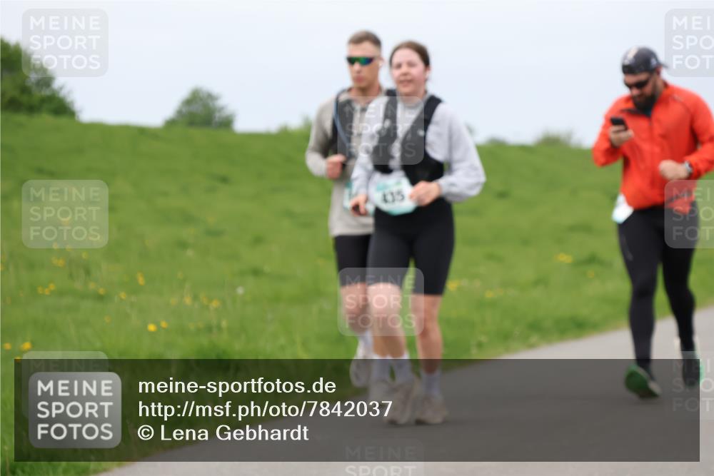 04.05.2025 - 8. Wedeler Halbmarathon Lena Gebhardt http://msf.ph/oto/7842037 04.05.2025 12:02:29 Laufen 405 meine-sportfotos.de