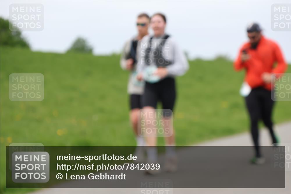 04.05.2025 - 8. Wedeler Halbmarathon Lena Gebhardt http://msf.ph/oto/7842039 04.05.2025 12:02:29 Laufen  meine-sportfotos.de