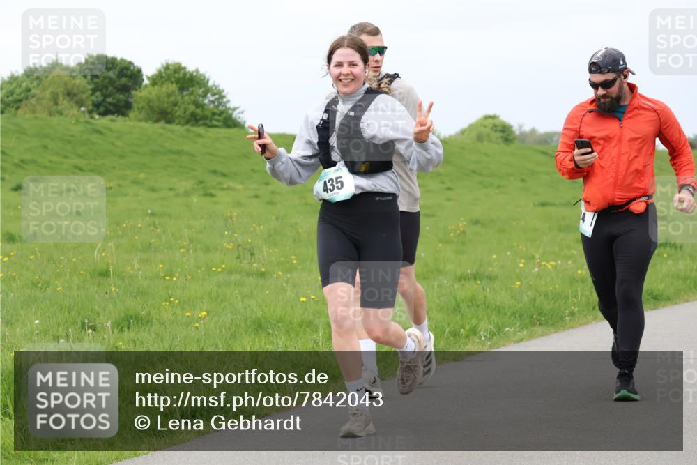 04.05.2025 - 8. Wedeler Halbmarathon Lena Gebhardt http://msf.ph/oto/7842043 04.05.2025 12:02:30 Laufen 435, 1 meine-sportfotos.de