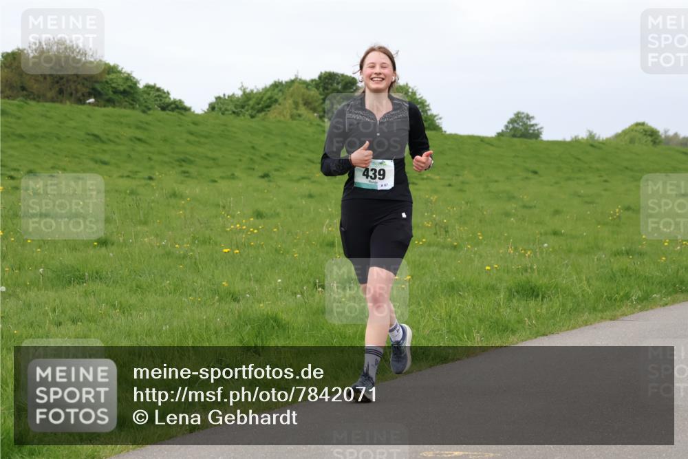 04.05.2025 - 8. Wedeler Halbmarathon Lena Gebhardt http://msf.ph/oto/7842071 04.05.2025 12:03:08 Laufen 439, 67 meine-sportfotos.de
