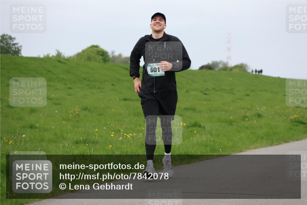 04.05.2025 - 8. Wedeler Halbmarathon Lena Gebhardt http://msf.ph/oto/7842078 04.05.2025 12:03:17 Laufen 601 meine-sportfotos.de