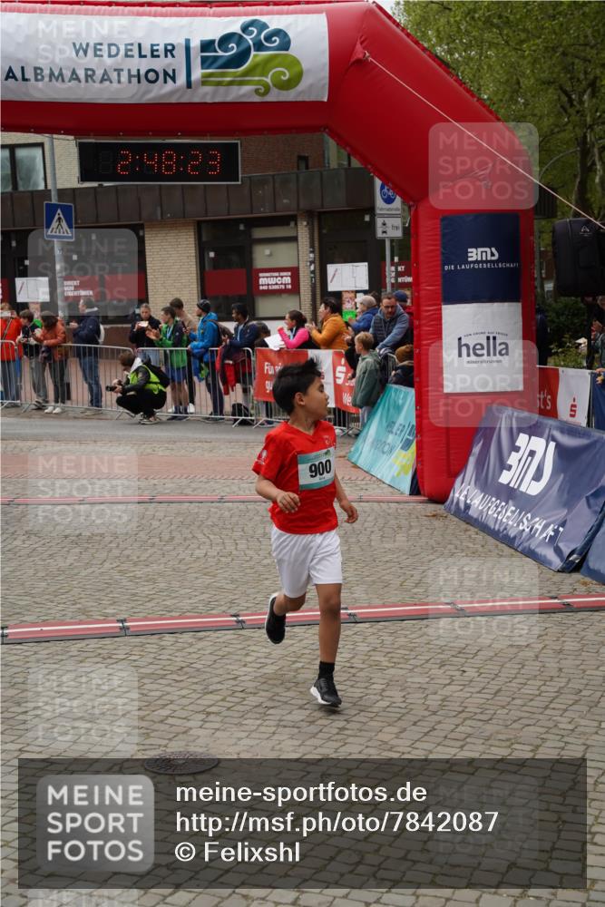 04.05.2025 - 8. Wedeler Halbmarathon Felixshl http://msf.ph/oto/7842087 04.05.2025 12:48:21 Ziel 161, 591, 900, 1076, 1191 meine-sportfotos.de