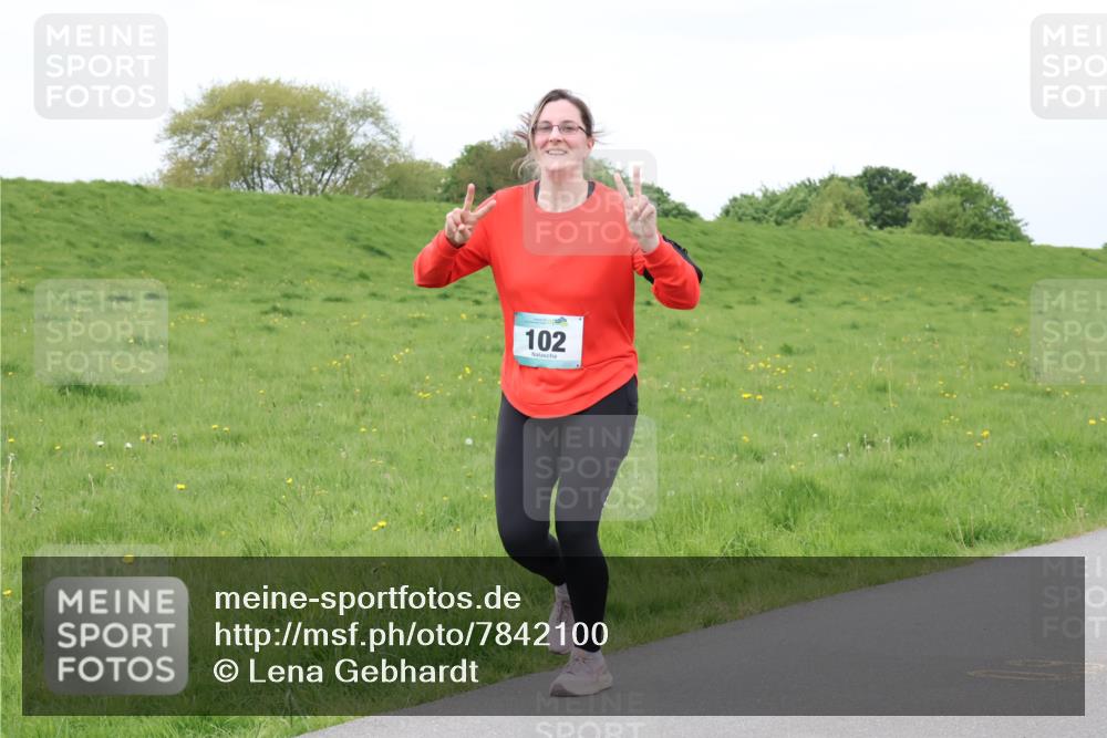 04.05.2025 - 8. Wedeler Halbmarathon Lena Gebhardt http://msf.ph/oto/7842100 04.05.2025 12:03:30 Laufen 102 meine-sportfotos.de