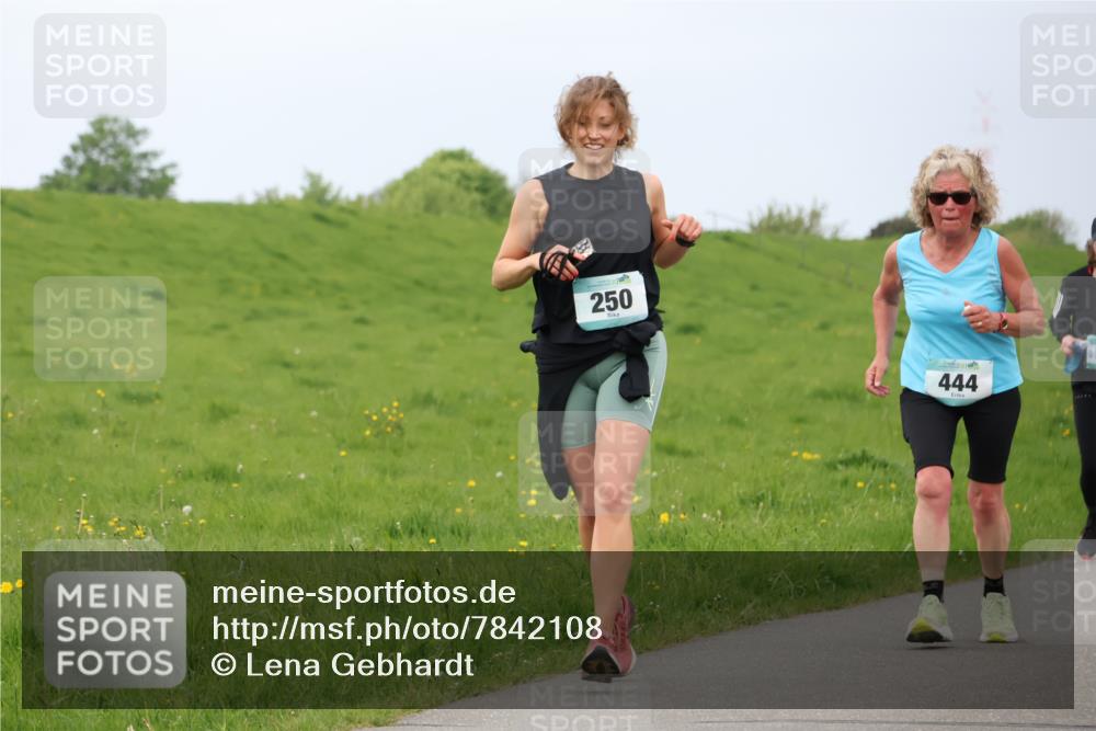 04.05.2025 - 8. Wedeler Halbmarathon Lena Gebhardt http://msf.ph/oto/7842108 04.05.2025 12:03:50 Laufen 250, 444 meine-sportfotos.de