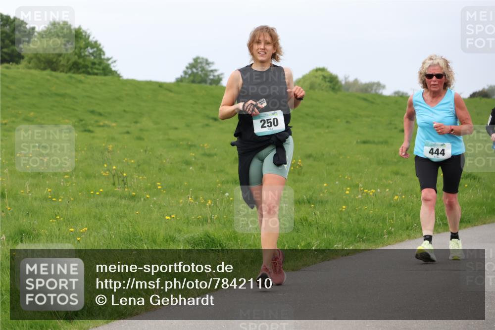04.05.2025 - 8. Wedeler Halbmarathon Lena Gebhardt http://msf.ph/oto/7842110 04.05.2025 12:03:51 Laufen 250, 444 meine-sportfotos.de