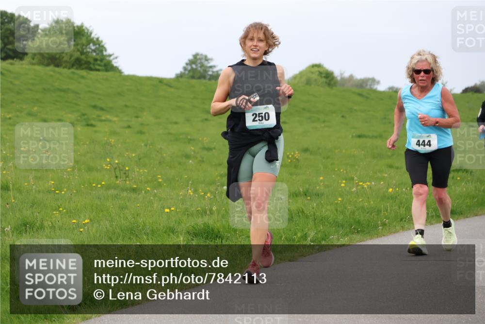 04.05.2025 - 8. Wedeler Halbmarathon Lena Gebhardt http://msf.ph/oto/7842113 04.05.2025 12:03:51 Laufen 250, 444 meine-sportfotos.de
