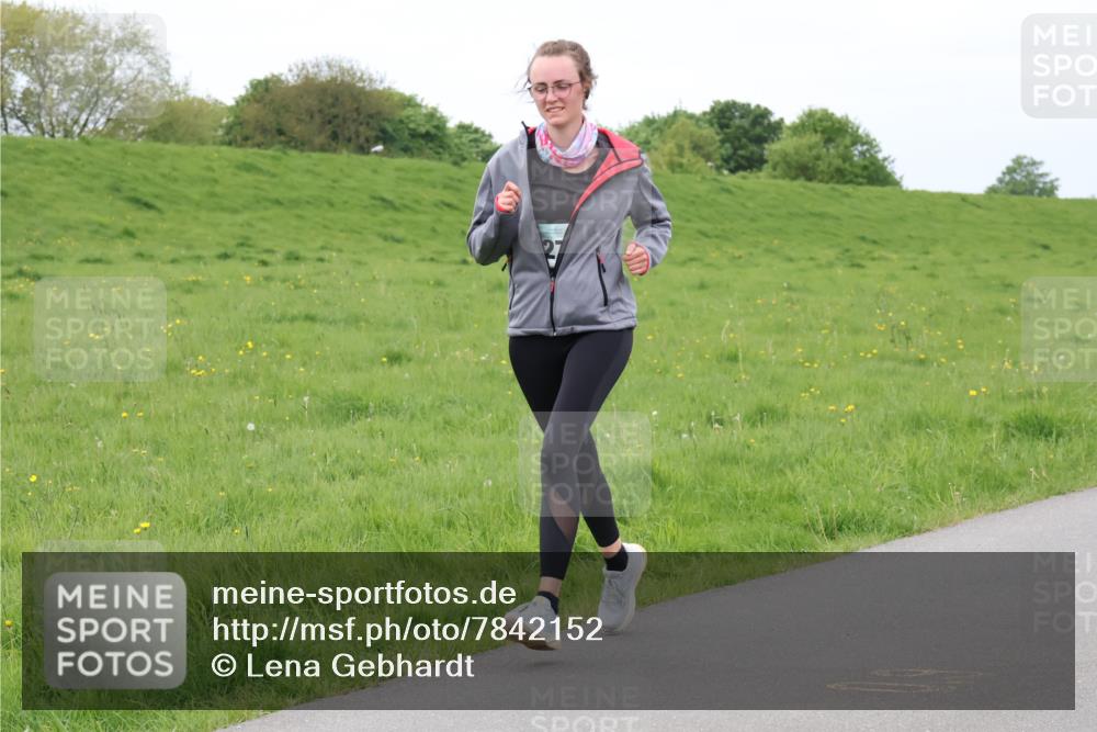 04.05.2025 - 8. Wedeler Halbmarathon Lena Gebhardt http://msf.ph/oto/7842152 04.05.2025 12:04:06 Laufen  meine-sportfotos.de