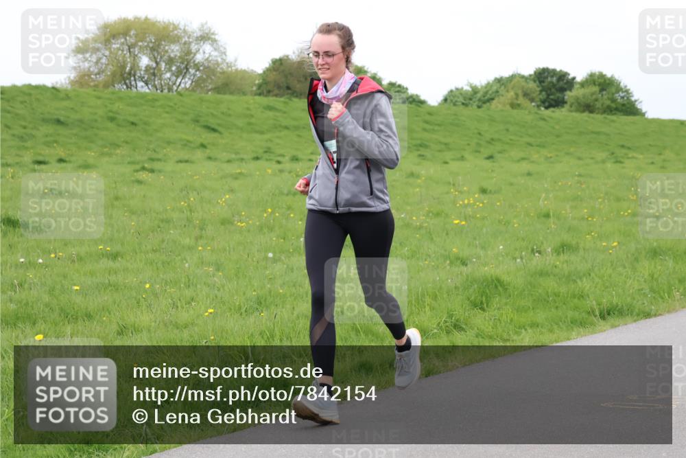04.05.2025 - 8. Wedeler Halbmarathon Lena Gebhardt http://msf.ph/oto/7842154 04.05.2025 12:04:07 Laufen  meine-sportfotos.de