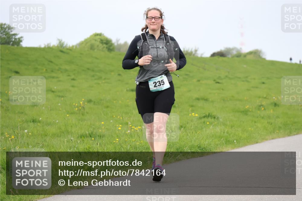 04.05.2025 - 8. Wedeler Halbmarathon Lena Gebhardt http://msf.ph/oto/7842164 04.05.2025 12:04:21 Laufen 235 meine-sportfotos.de