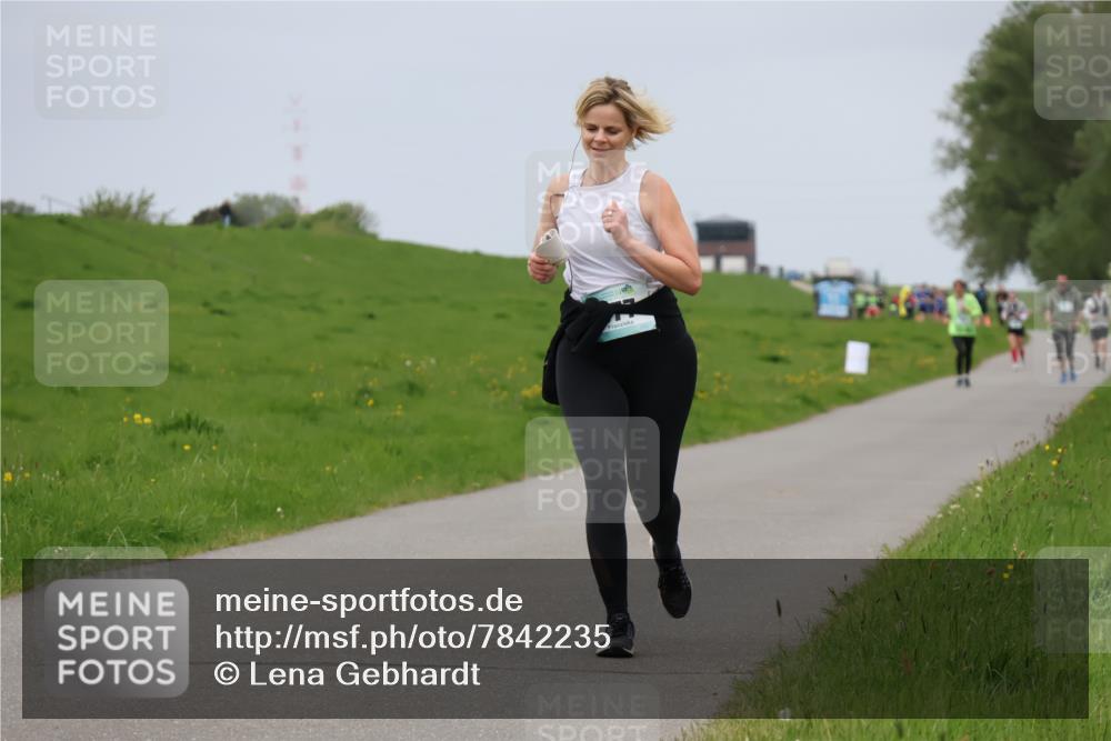 04.05.2025 - 8. Wedeler Halbmarathon Lena Gebhardt http://msf.ph/oto/7842235 04.05.2025 12:05:32 Laufen  meine-sportfotos.de