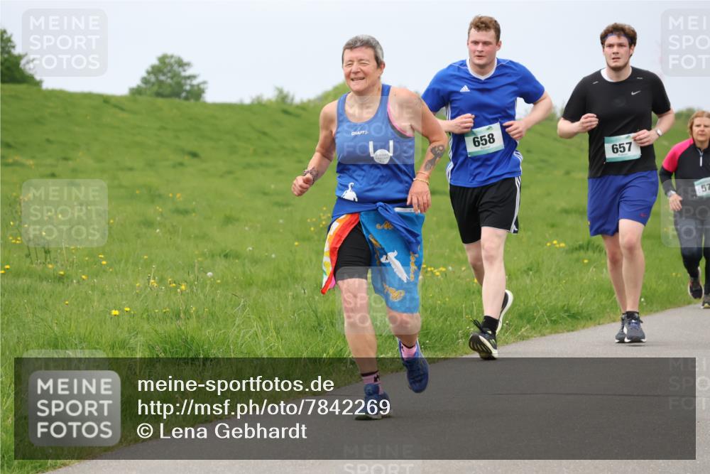 04.05.2025 - 8. Wedeler Halbmarathon Lena Gebhardt http://msf.ph/oto/7842269 04.05.2025 12:07:09 Laufen 658, 657, 57 meine-sportfotos.de