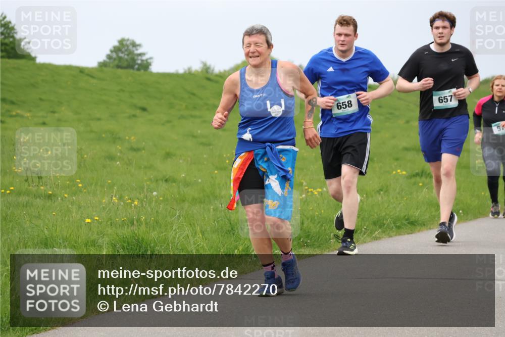 04.05.2025 - 8. Wedeler Halbmarathon Lena Gebhardt http://msf.ph/oto/7842270 04.05.2025 12:07:09 Laufen 658, 657, 5 meine-sportfotos.de