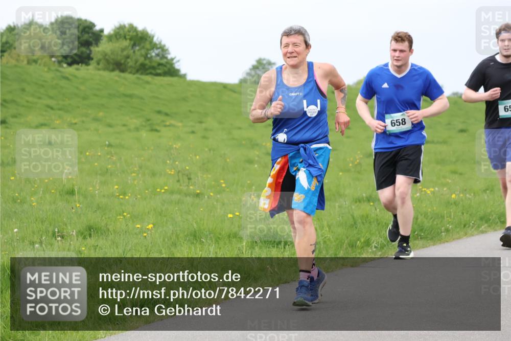 04.05.2025 - 8. Wedeler Halbmarathon Lena Gebhardt http://msf.ph/oto/7842271 04.05.2025 12:07:10 Laufen 658, 65 meine-sportfotos.de