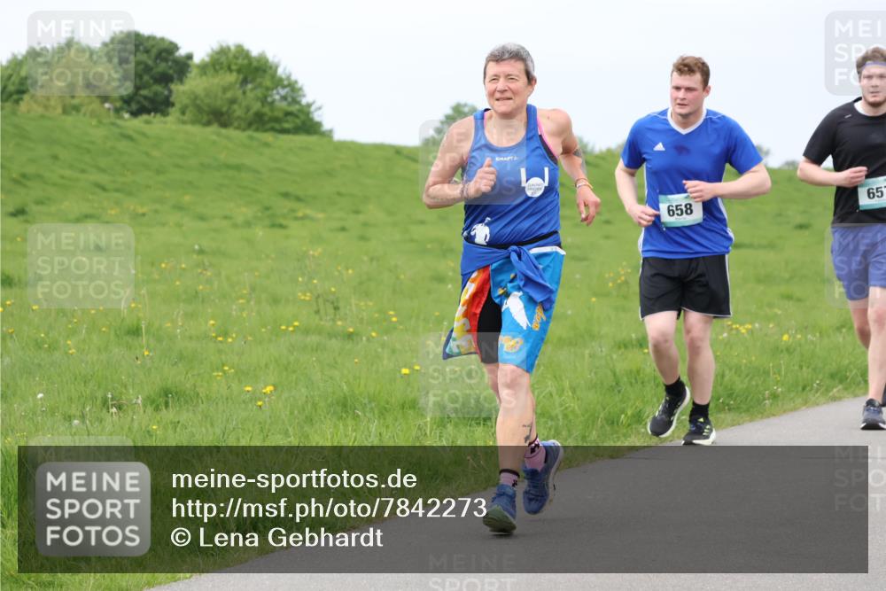 04.05.2025 - 8. Wedeler Halbmarathon Lena Gebhardt http://msf.ph/oto/7842273 04.05.2025 12:07:10 Laufen 658, 65 meine-sportfotos.de