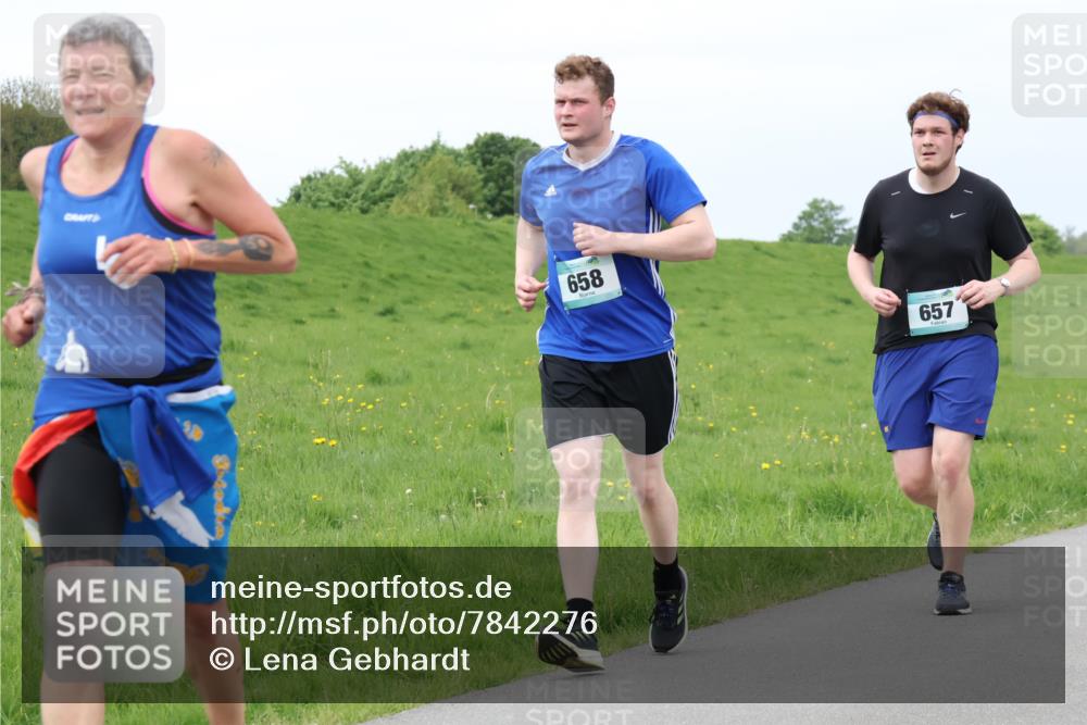 04.05.2025 - 8. Wedeler Halbmarathon Lena Gebhardt http://msf.ph/oto/7842276 04.05.2025 12:07:12 Laufen 658, 657 meine-sportfotos.de