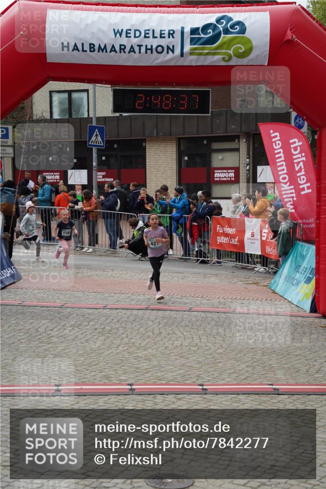04.05.2025 - 8. Wedeler Halbmarathon Felixshl http://msf.ph/oto/7842277 04.05.2025 12:48:34 Ziel 32, 621, 1079, 1185 meine-sportfotos.de