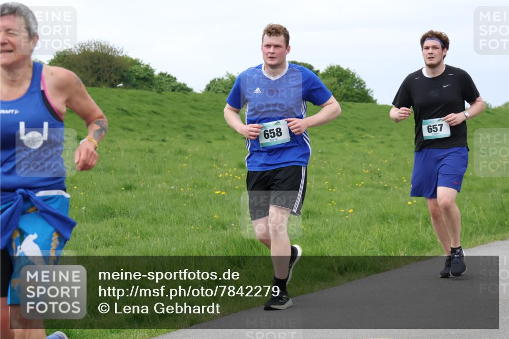 04.05.2025 - 8. Wedeler Halbmarathon Lena Gebhardt http://msf.ph/oto/7842279 04.05.2025 12:07:13 Laufen 658, 657 meine-sportfotos.de