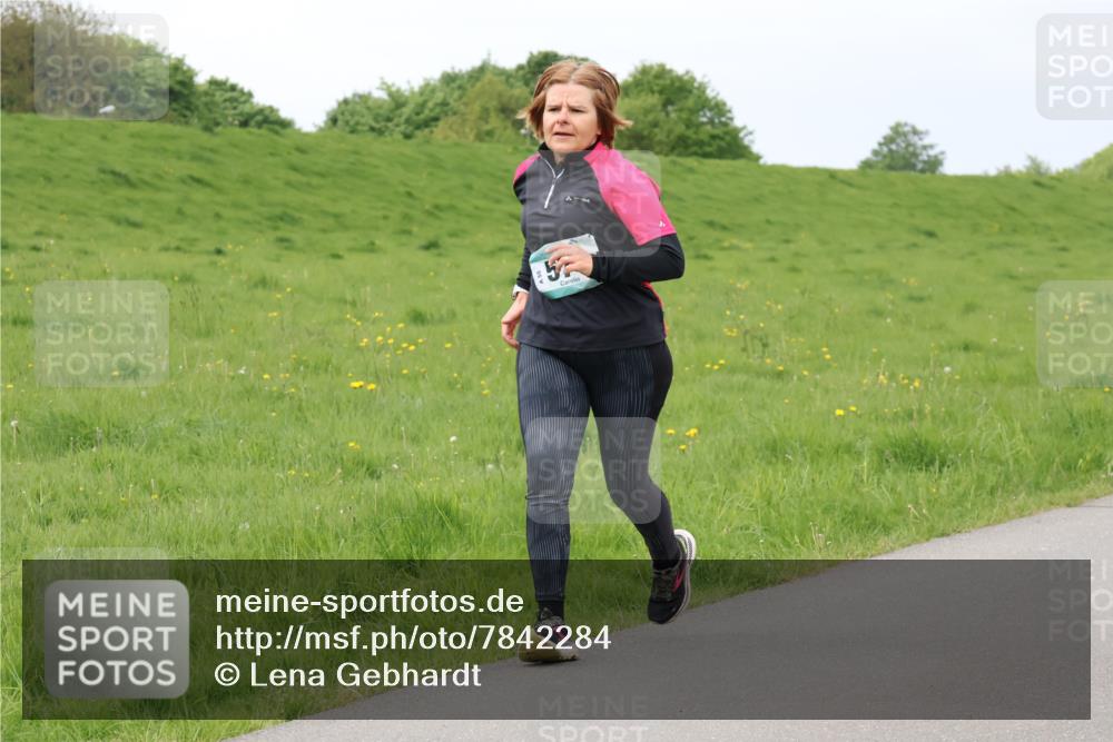 04.05.2025 - 8. Wedeler Halbmarathon Lena Gebhardt http://msf.ph/oto/7842284 04.05.2025 12:07:17 Laufen 57 meine-sportfotos.de
