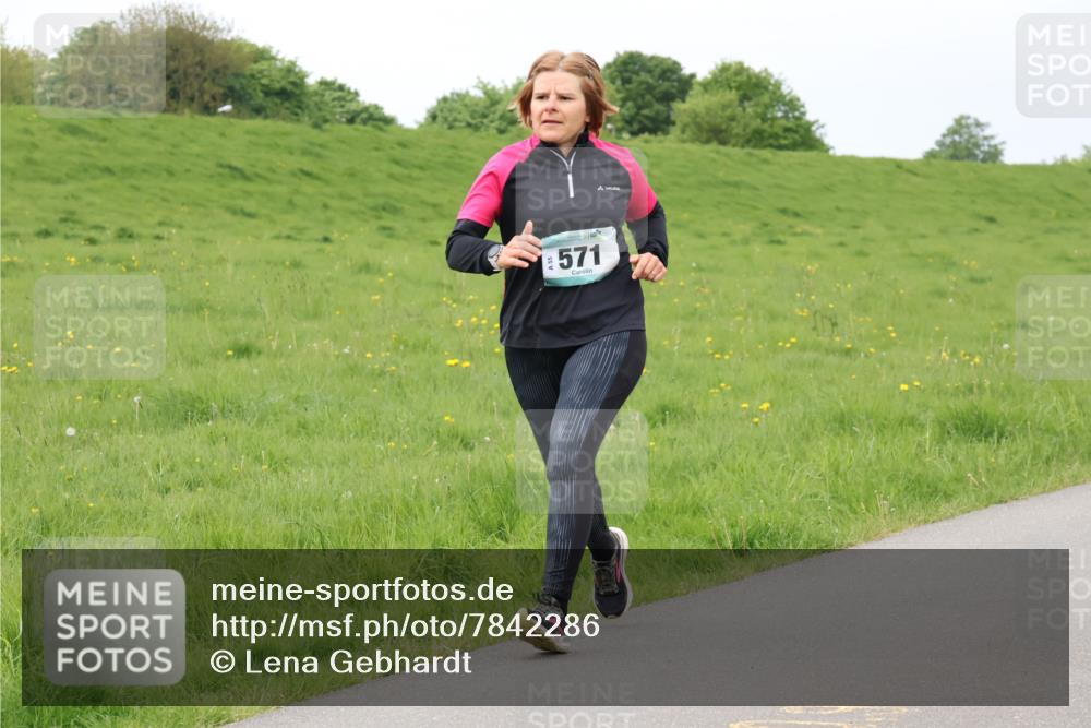 04.05.2025 - 8. Wedeler Halbmarathon Lena Gebhardt http://msf.ph/oto/7842286 04.05.2025 12:07:17 Laufen 571 meine-sportfotos.de