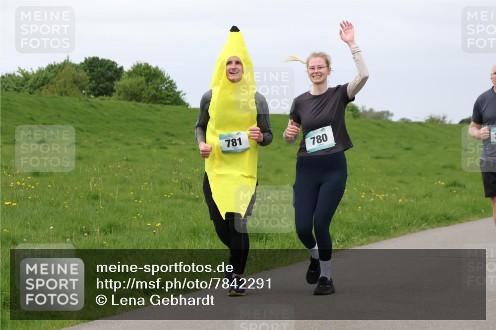 04.05.2025 - 8. Wedeler Halbmarathon Lena Gebhardt http://msf.ph/oto/7842291 04.05.2025 12:07:19 Laufen 781, 780 meine-sportfotos.de