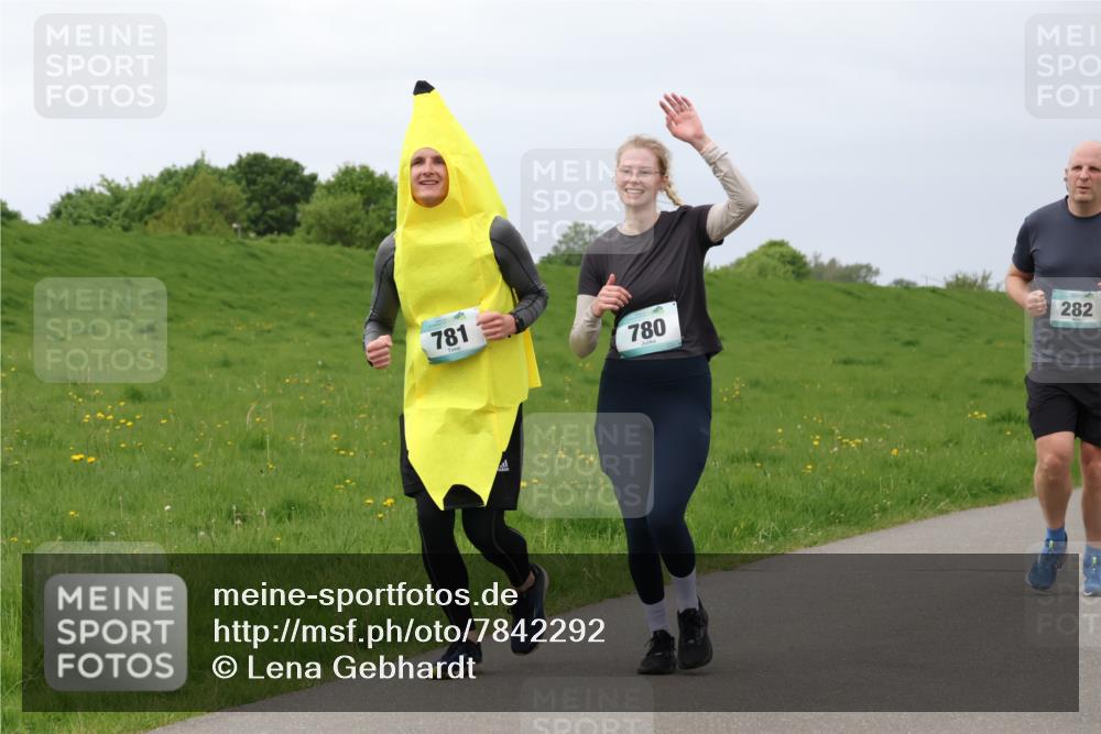 04.05.2025 - 8. Wedeler Halbmarathon Lena Gebhardt http://msf.ph/oto/7842292 04.05.2025 12:07:20 Laufen 781, 780, 282 meine-sportfotos.de
