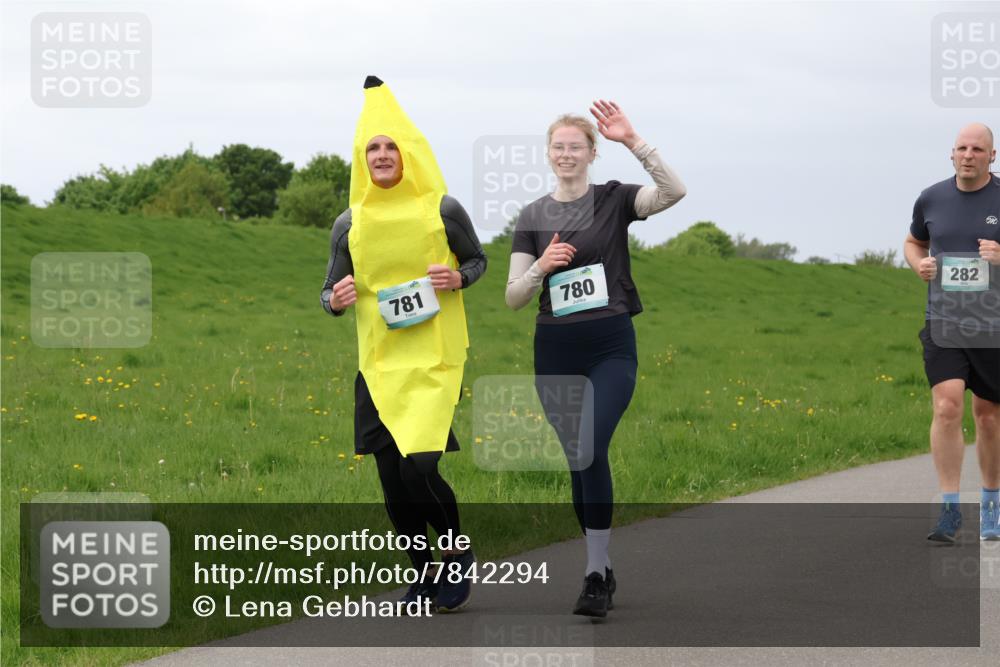 04.05.2025 - 8. Wedeler Halbmarathon Lena Gebhardt http://msf.ph/oto/7842294 04.05.2025 12:07:20 Laufen 781, 780, 282 meine-sportfotos.de