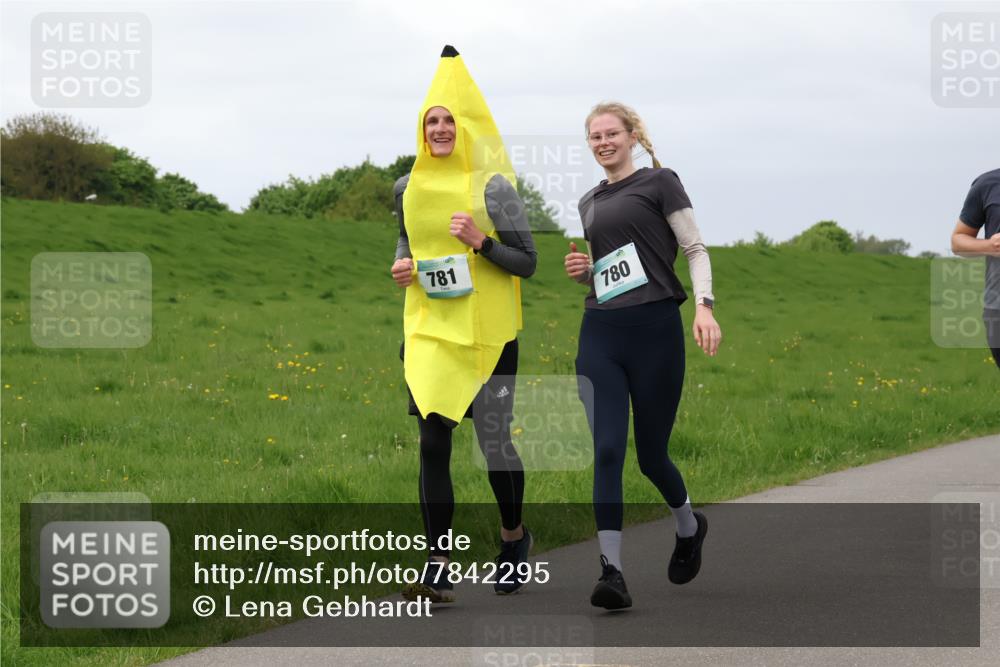 04.05.2025 - 8. Wedeler Halbmarathon Lena Gebhardt http://msf.ph/oto/7842295 04.05.2025 12:07:20 Laufen 781, 780 meine-sportfotos.de