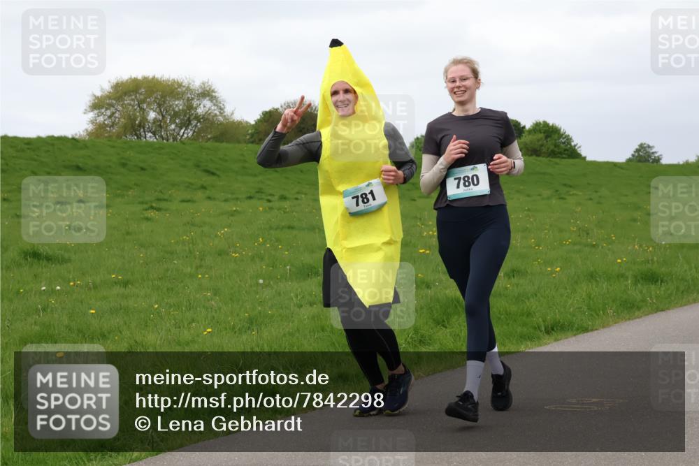 04.05.2025 - 8. Wedeler Halbmarathon Lena Gebhardt http://msf.ph/oto/7842298 04.05.2025 12:07:21 Laufen 781, 780 meine-sportfotos.de