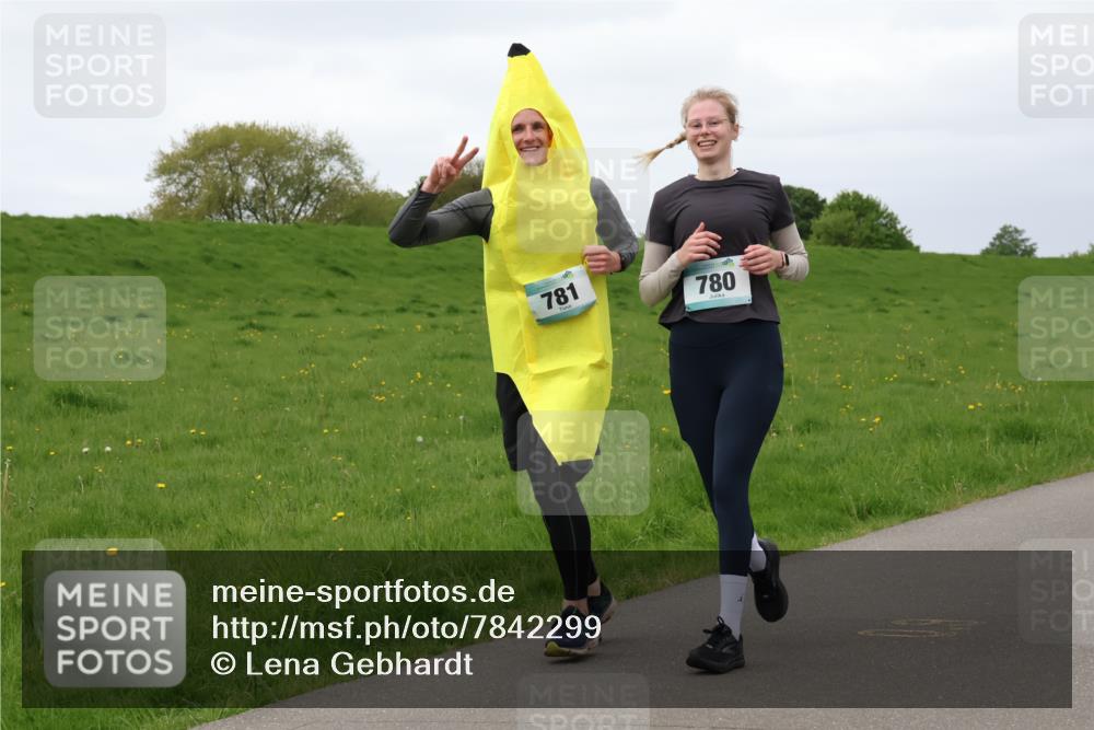 04.05.2025 - 8. Wedeler Halbmarathon Lena Gebhardt http://msf.ph/oto/7842299 04.05.2025 12:07:21 Laufen 781, 780 meine-sportfotos.de