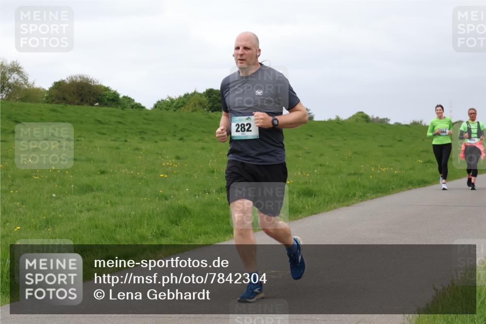 04.05.2025 - 8. Wedeler Halbmarathon Lena Gebhardt http://msf.ph/oto/7842304 04.05.2025 12:07:23 Laufen 282, 588, 586 meine-sportfotos.de