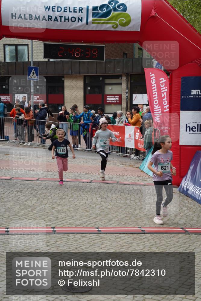 04.05.2025 - 8. Wedeler Halbmarathon Felixshl http://msf.ph/oto/7842310 04.05.2025 12:48:37 Ziel 32, 621, 1140, 1182, 1185 meine-sportfotos.de