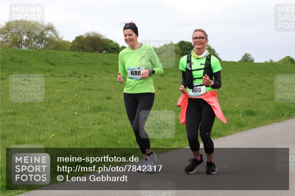 04.05.2025 - 8. Wedeler Halbmarathon Lena Gebhardt http://msf.ph/oto/7842317 04.05.2025 12:07:29 Laufen 688, 686 meine-sportfotos.de
