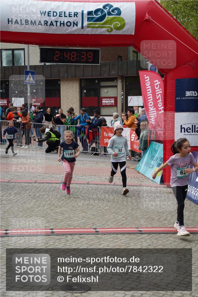 04.05.2025 - 8. Wedeler Halbmarathon Felixshl http://msf.ph/oto/7842322 04.05.2025 12:48:37 Ziel 32, 621, 1140, 1182, 1185 meine-sportfotos.de