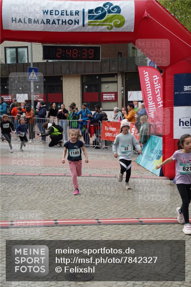 04.05.2025 - 8. Wedeler Halbmarathon Felixshl http://msf.ph/oto/7842327 04.05.2025 12:48:37 Ziel 32, 621, 1140, 1182, 1185 meine-sportfotos.de