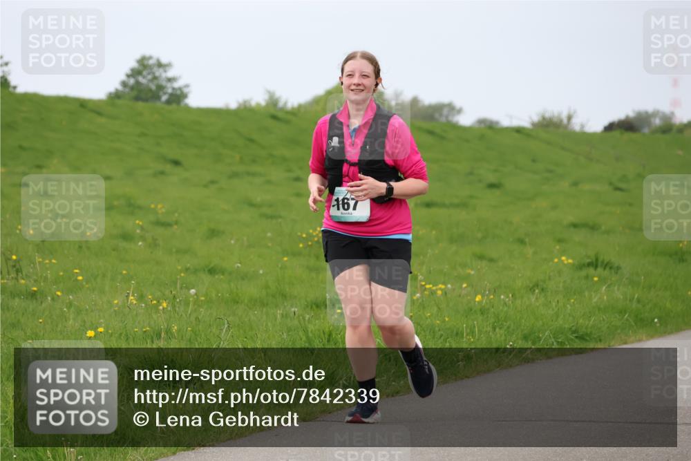 04.05.2025 - 8. Wedeler Halbmarathon Lena Gebhardt http://msf.ph/oto/7842339 04.05.2025 12:08:31 Laufen 167 meine-sportfotos.de