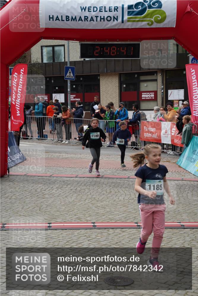 04.05.2025 - 8. Wedeler Halbmarathon Felixshl http://msf.ph/oto/7842342 04.05.2025 12:48:39 Ziel 32, 621, 1140, 1182, 1185 meine-sportfotos.de