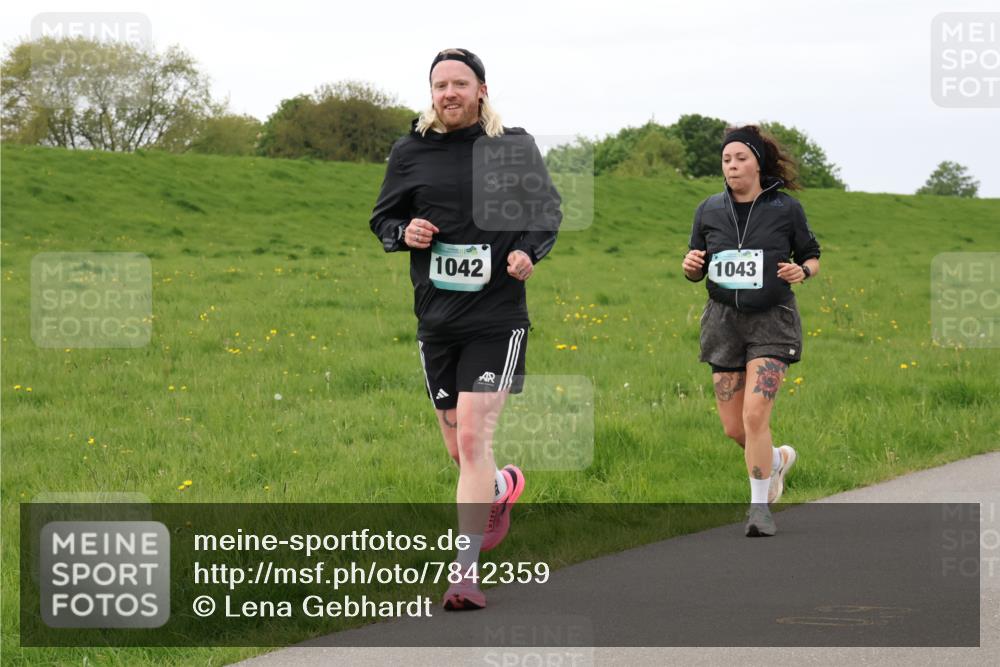 04.05.2025 - 8. Wedeler Halbmarathon Lena Gebhardt http://msf.ph/oto/7842359 04.05.2025 12:09:34 Laufen 1042, 1043 meine-sportfotos.de